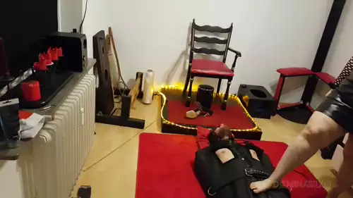 Esclavo mumiado y vendado – bofetadas CBT en pene, pinzas pezones y varazos